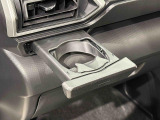 プッシュ式オートオープンカップホルダーが助手席にも装備