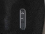 オートレベライザーは走行中に車両のサスペンションと衝撃吸収特性を自動的に制御して、快適性と機能性を最適な状態に保ちます。荷積みや乗り降りをしやすくするために、手動で車高を調節することもできます。