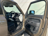 運転席ドア内張りは操作性に優れ、状態も良好です。