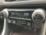 簡単操作で適切な気温に調節できます!デュアルエアコンで前席左右別々に温度調整も出来ます!