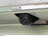 クリーナーを施工箇所全体に噴霧を行い、汚れ箇所を中心にブラッシングします。その後、専用の機械を使い、リンサーまたはスチーム洗浄で汚れを落としております。