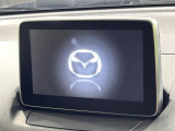 【8インチマツダコネクト】車内の雰囲気にマッチした大型のディスプレイ。スマホ接続でのナビ使用やBluetooth再生等、様々な機能が楽しめます。直感的なダイヤル操作が可能で、使い勝手も良好です。