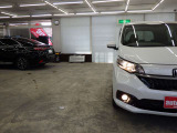 当店では専任のメカニックが大切なお客様のお車を一台一台丁寧に整備いたします。自社認証工場にてリフトアップし下回りまでキッチリ検査いたします。