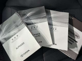 メンテナンスノート、取扱説明書です。 その車の整備記録が事細やかに記録されています。 車が生まれてから今までどのような道を歩んできたのか判るとても重要な物ですよ。