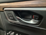 【ドライビングポジションシステム】ドライビングポジションを記憶し、乗車するごとにボタンひとつで自動調節を行います。