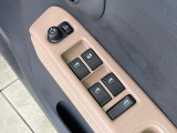 【電動格納ミラー】サイドミラーは電動格納式となっており、狭い駐車場でもキズがつくリスクを抑えられます。