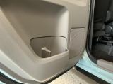 【後席ドリンクホルダー】後席用にも使いやすい位置にドリンクホルダーがございます。みんなが快適な空間でドライブはより楽しいものに♪