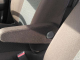 運転席にアームレスト付いてます。