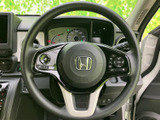 握りやすく操作しやすいステアリングは、長距離運転でも疲れにくい設計です。細部にまでこだわった、実用性とデザイン性を兼ね備えた逸品です。