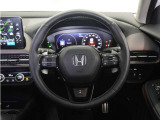 【本革巻きステアリング+ステアリングヒーター】ステアリングは運転中、常に触れる部分。しっとりとした上質な触れ心地がドライブ体験を彩ります。ハンドルヒーターも加わり、冬の冷たさも解決です♪