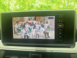 停車時に映像を楽しめます。休憩時間や待ち時間など、有効活用できるエンターテイメント機能です。