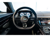 GTカーでありながら、スポーツカーを忘れさせないステアリングとパドルシフトとなっております。