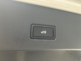 電動テールゲートです。 スイッチ一つで操作可能です