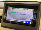 【バックカメラ】駐車時に後方がリアルタイム映像で確認できます。大型商業施設や立体駐車場での駐車時や、夜間のバック時に大活躍!運転スキルに関わらず、今や必須となった装備のひとつです!