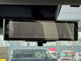 【スマートルームミラー】後方カメラを使う事で後席の荷物や乗員、ピラーによって後方視界が遮られる事なく後方を確認する事が出来ます。