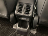 後部座席にもエアコンの吹き出し口、手の届きやすい位置にUSB充電ポート小物入れがございますので、快適にお過ごし頂けます。