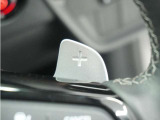 ◆減速セレクター装備◆ステアリングホイールの左右に取り付けられた2つのパドルスイッチで減速の強さを調整。 左側の「-」を操作すると減速を強く、右側の「+」を操作すると減速を弱くすることができます。