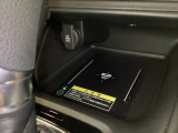 センターコンソールにはワイヤレス充電器を装備してます。Qi(チー)規格対応のスマートフォンなどを置くだけでワイヤレスで充電可能です。またスマートフォンの充電可能なUSB端子なども別途装備しています。