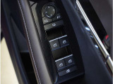 【パワーウインドウ】当然パワーウインドウが付いております。窓の開閉はボタン一つで楽々、必須装備ですね。