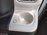 運転席側のドリンクホルダーは保温機能付きの安定感のある埋め込み式となっています。