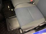 【助手席下収納スペース】助手席下にも収納スペースがございます。複数収納スペースがありますよ。