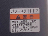 最も気になる室内は、特にこだわってクリーニングしております。マットやシートだけではなく、エアコンの吹き出し口やドアノブの隙間など、様々なブラシや道具を使い分けて、隅々までクリーニングしております。