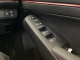 電動格納式リモコンドアミラーと、パワーウィンドウスイッチ等は運転席ドアにあります。