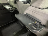 【格納式シートバックテーブル(運転席/助手席)】 物が落ちにくいふち高テーブルはタブレットが立てかけられ、お子さま用のマグカップや500mlの紙パックが入るカップホルダーも備えています。
