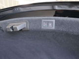 トランクにはパワーテールゲートのスイッチがあります ワンタッチで開閉可能なため、手に荷物を抱えているときでも安心です