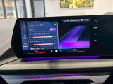 【ナビ純正】ワイドコントールディスプレイは、画面内に多数の情報を表示する事が可能です。センターコンソールiDriveコントローラー操作だけでなく、タッチパネルでの操作も可能となっております。