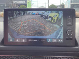 大型画面で確認できるガイド付きバックカメラです。商業施設や立体駐車場、夜間の後方確認に役立ちます。