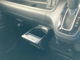 収納式ドリンクホルダーは、運転席からも助手席からも使いやすいです。