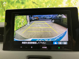 バックカメラ表示画面。安全確認をサポートし、後退時の不安を軽減。周囲の状況を把握しやすく、運転を安心してサポートします。