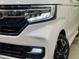 【LEDヘッドライト】悪天候や夜間走行時も良好な視界を確保し安心して運転できる高輝度LEDヘッドライトを装備!点灯速度が早く、消費電力も抑えられています。
