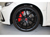 Brembo製フロント大型ベンチレーテッド2ピースディスクブレーキ(4ポットキャリパー)
