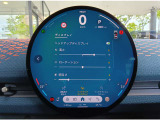 ドライビング関連の情報を視野の中央に表示する、ヘッドアップディスプレイを搭載。