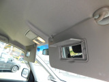 運転席、助手席のサンバイザーには鏡が付いていてちょっとした化粧直しや身だしなみのチェックができます。