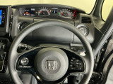 ステアリング右手側に安全運転支援機能のホンダセンシングをコントロールするスイッチ、左手側にオーディオ関連のコントロールスイッチを配置、視線を逸らすことなく運転に集中できます