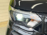 【LEDヘッドライト】悪天候や夜間走行時も良好な視界を確保し安心して運転できる高輝度LEDヘッドライトを装備!点灯速度が早く、消費電力も抑えられています。