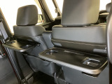 運転席・助手席の背もたれには、2列目シート用にカップホルダー付きの「格納式のシートバックテーブル」を装備しています。休憩時のちょっとした時間などカップを置いたり、小物置きに使えて便利です。