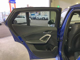 アンビエントライト:直接照明と間接照明を組み合わせて車内を印象深く演出し、寛ぎに満ちたインテリアの雰囲気を生み出します。