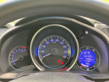視認性の高いメーターデザインが、運転中の情報をわかりやすく伝えます。シンプルながらも機能的なデザインで、ドライバーをサポート。