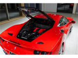 フェラーリF40を彷彿とさせる樹脂製のエンジンフードが装着されております。