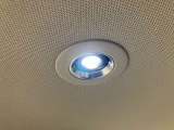 ルームランプはランプ周辺に触れるだけで簡単に点灯が可能です。
