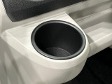 運転席側掘り込み式インパネカップホルダー