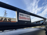 Smittybilt/スミッティビルト製のルーフキャリア装備です。 キャリアを付けたことで、積載量も増え、キャンプなどのアウトドアで大活躍します!