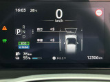2台前を走る車両を検知し注意を喚起してくれるインテリジェントFCW(前方衝突予測警報)とエマージェンシーブレーキ付きです!カメラで車両や歩行者を認識し衝突を回避、又は被害を軽減してくれます。