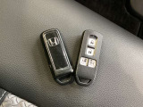 【ホンダスマートキーシステム】スマートキー装備!鍵をポケットから出すこと無く、ドアの解錠やエンジンスタートが可能です!一度体感したら手放せない装備です!。