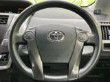 操作しやすいステアリングホイール。握りやすく、長距離運転でも疲れにくい設計で、快適なドライビングをサポートします。