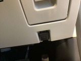 ボンネット空ける際のスイッチは足元右側についています。